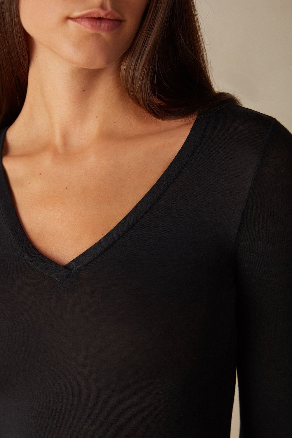 Black - 019 - Black Intimissimi V-neck top in Modal Ultralight with Cashmere | DACVT4501