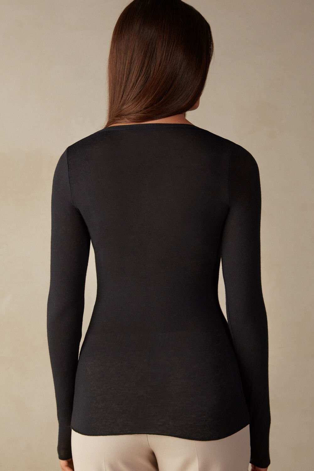 Black - 019 - Black Intimissimi V-neck top in Modal Ultralight with Cashmere | DACVT4501