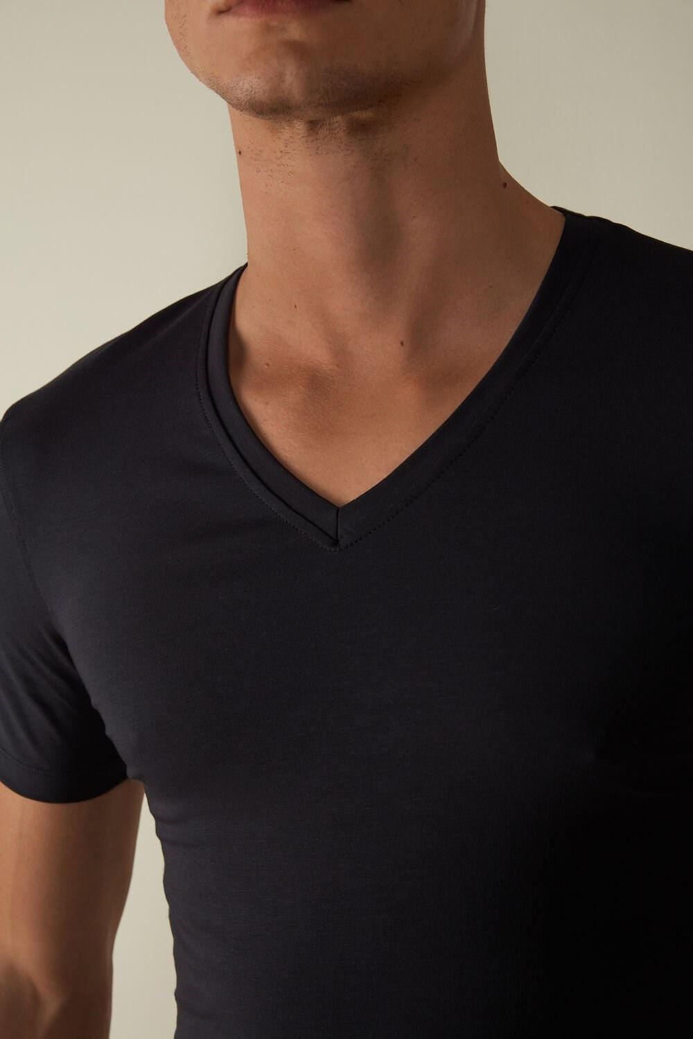 Blue - 800 - Midnight Blue Intimissimi V-neck T-shirt in Stretch Supima® Cotton | AQOLY1695